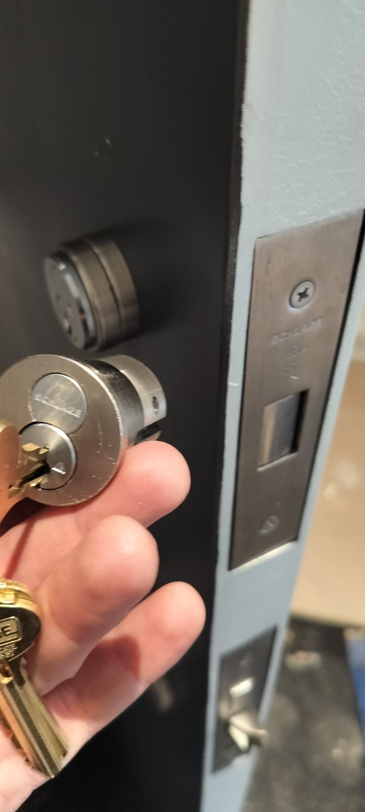 Office Lock Repair Near West 59th street and seventh ave Key Turning Rough midtown manhattan A